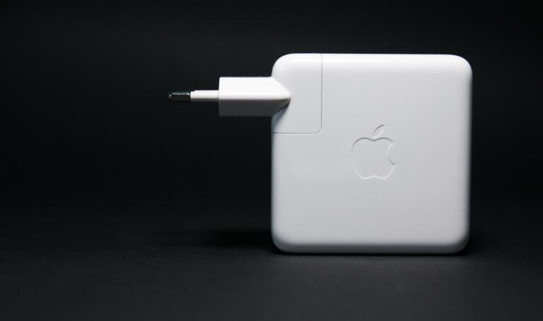 Apple 96W USB-C Power Adapter For MacBook Falls To $50 With 38% Discount 1