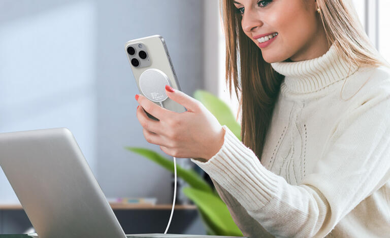This Crazy 10K+ Rated iPhone Wireless Charger With 20W Adapter Drops To $14 (58% OFF) 2 This Crazy 10K+ Rated iPhone Wireless Charger With 20W Adapter Drops To $14 (58% OFF) 2