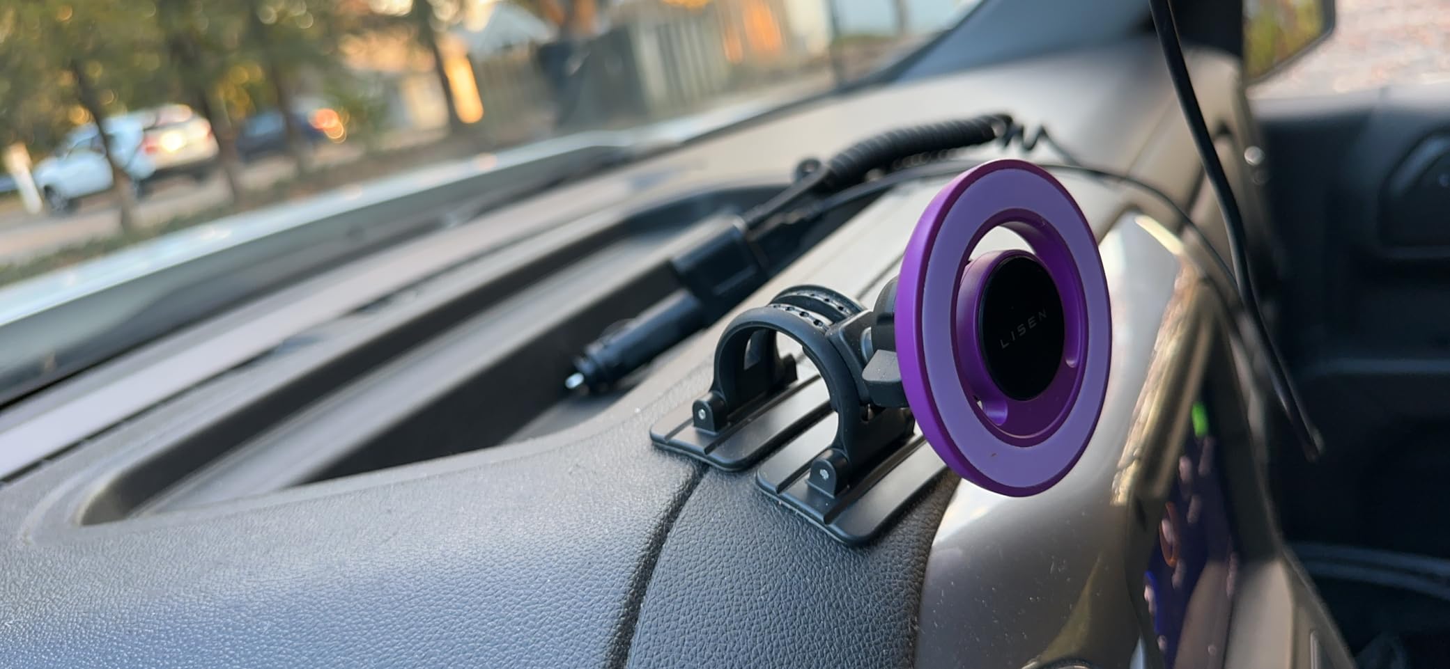 How iPhone Users Are Upgrading Car Safety With MagSafe Vent Mounts 2 How iPhone Users Are Upgrading Car Safety With MagSafe Vent Mounts 2