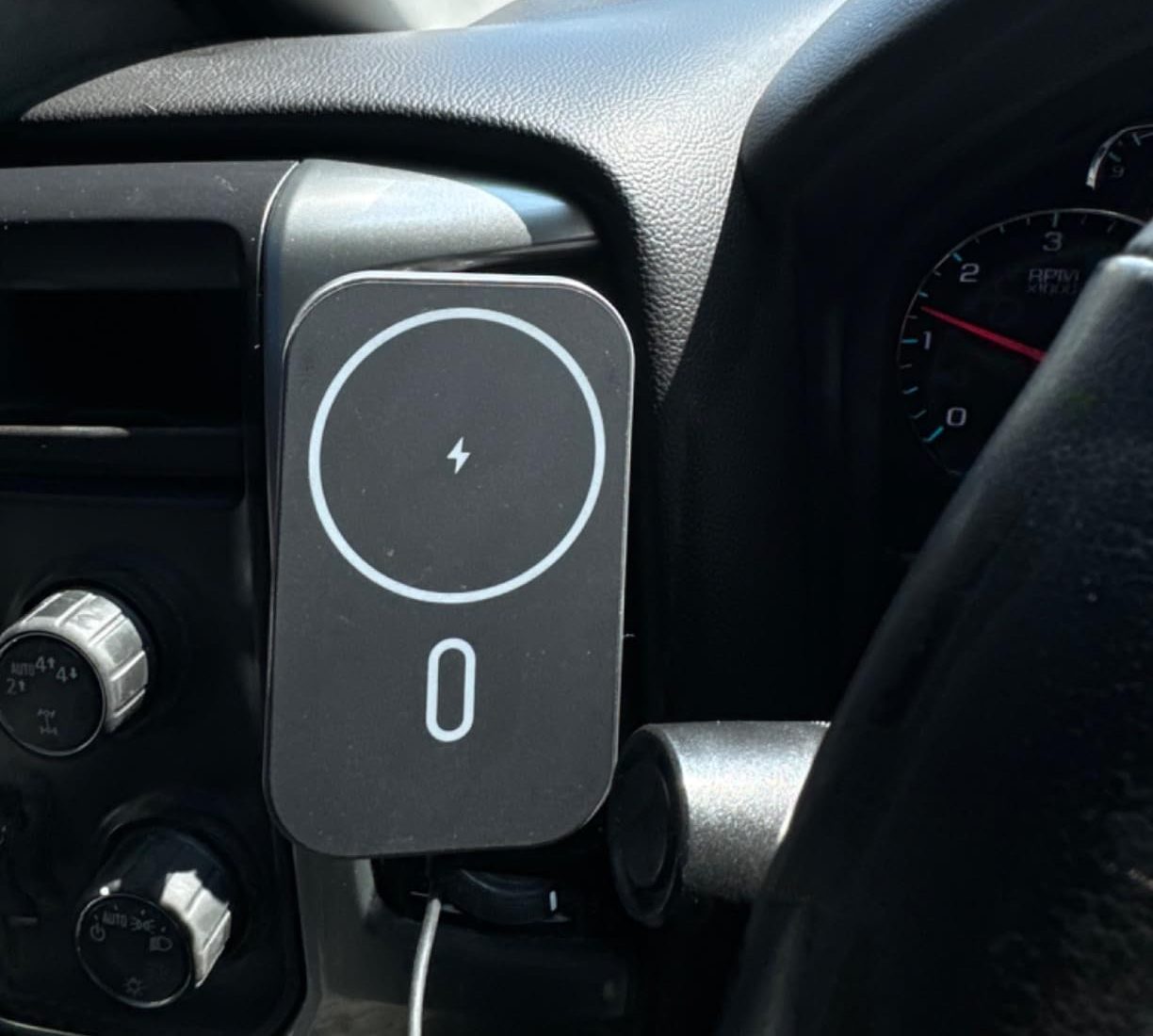 Inside the Subtle Way Apple Users Are Rethinking In-Car iPhone Charging Setups 3