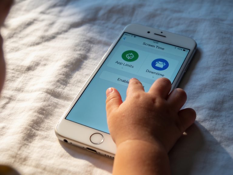 iphone-hidden-kid-dump-phone